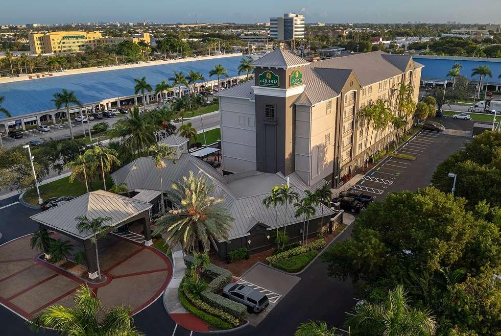 La Quinta By Wyndham Miami Airport West Hotel Exterior photo