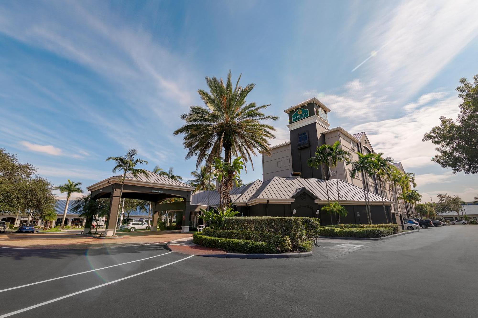 La Quinta By Wyndham Miami Airport West Hotel Exterior photo