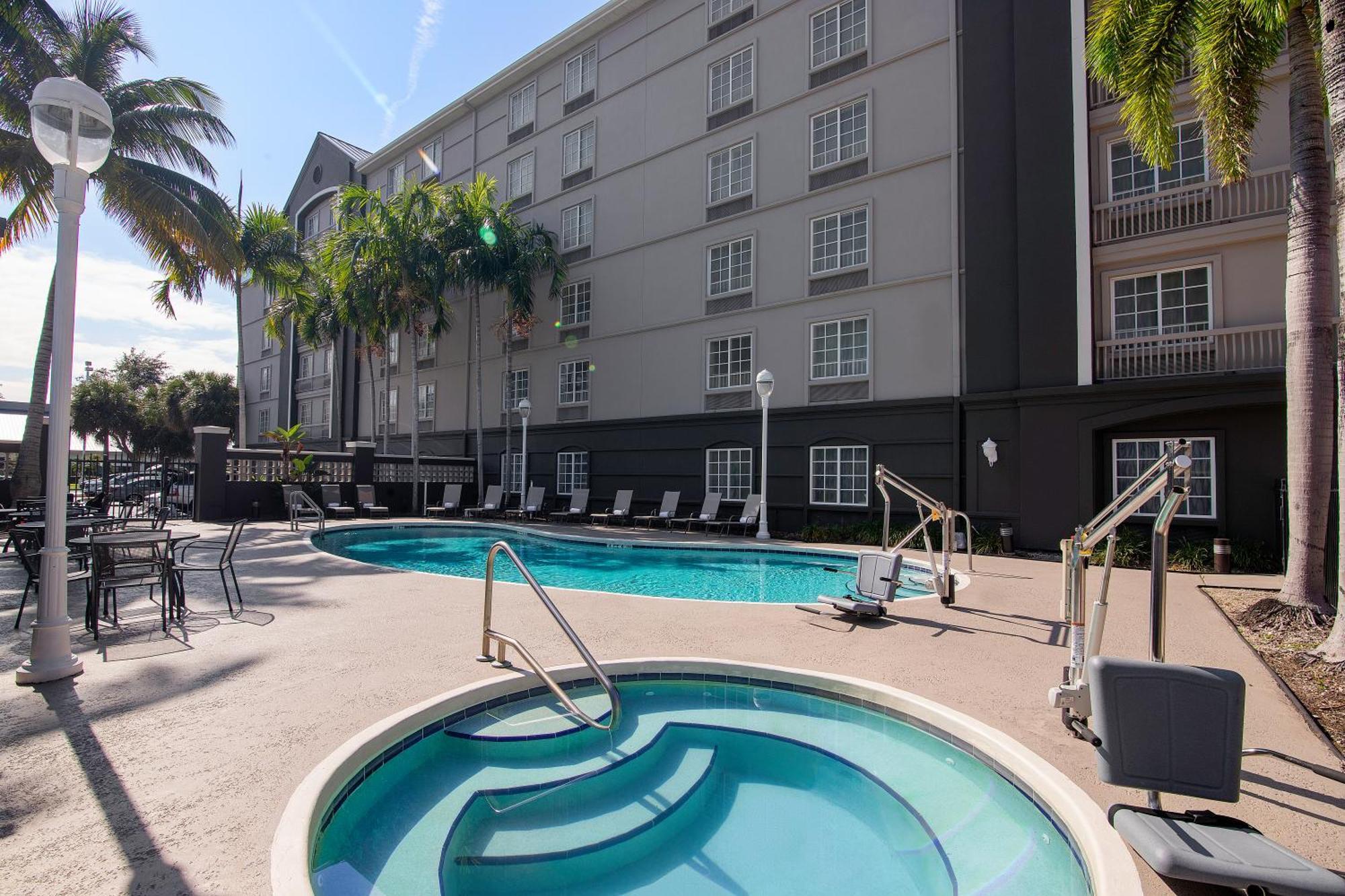 La Quinta By Wyndham Miami Airport West Hotel Exterior photo