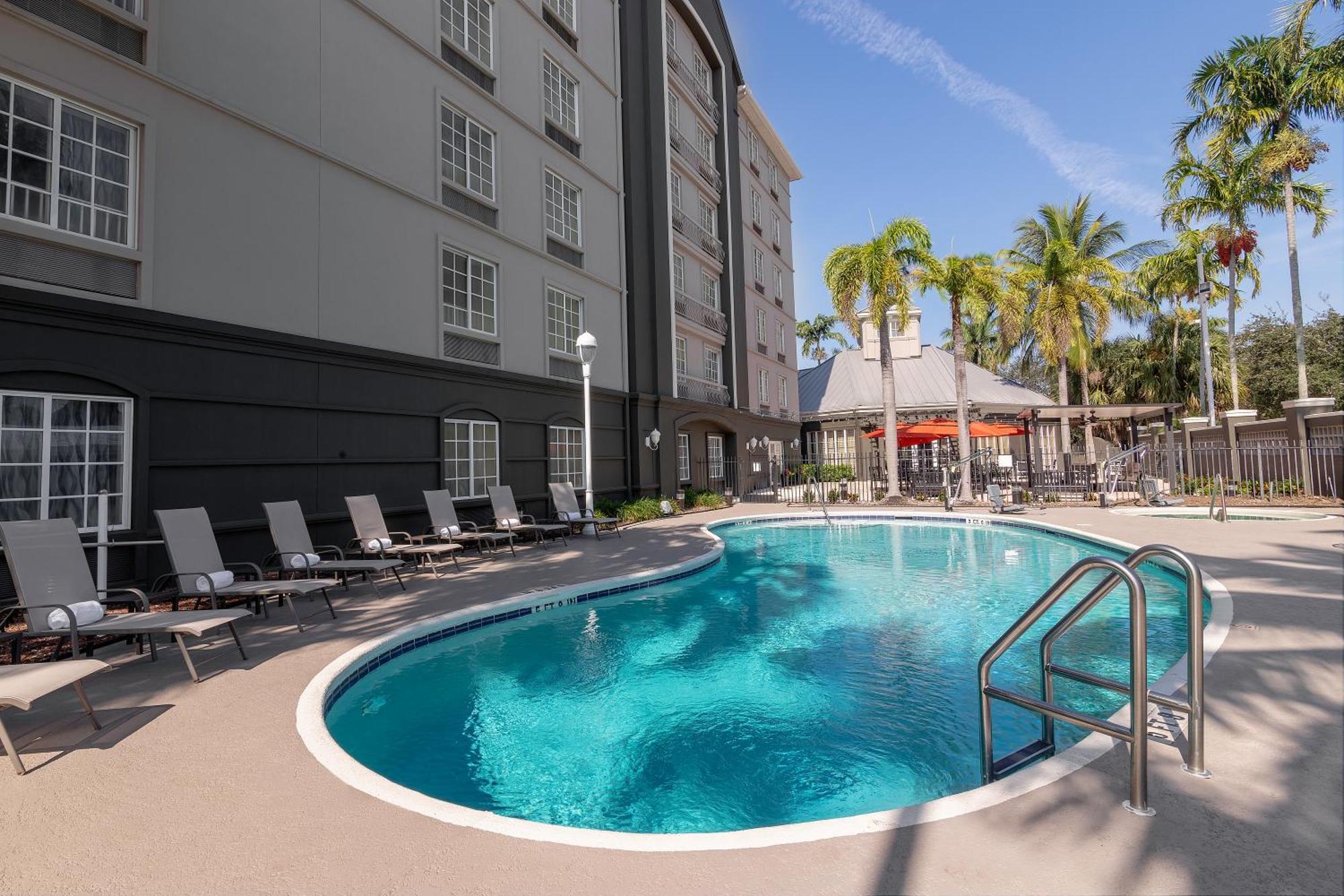 La Quinta By Wyndham Miami Airport West Hotel Exterior photo