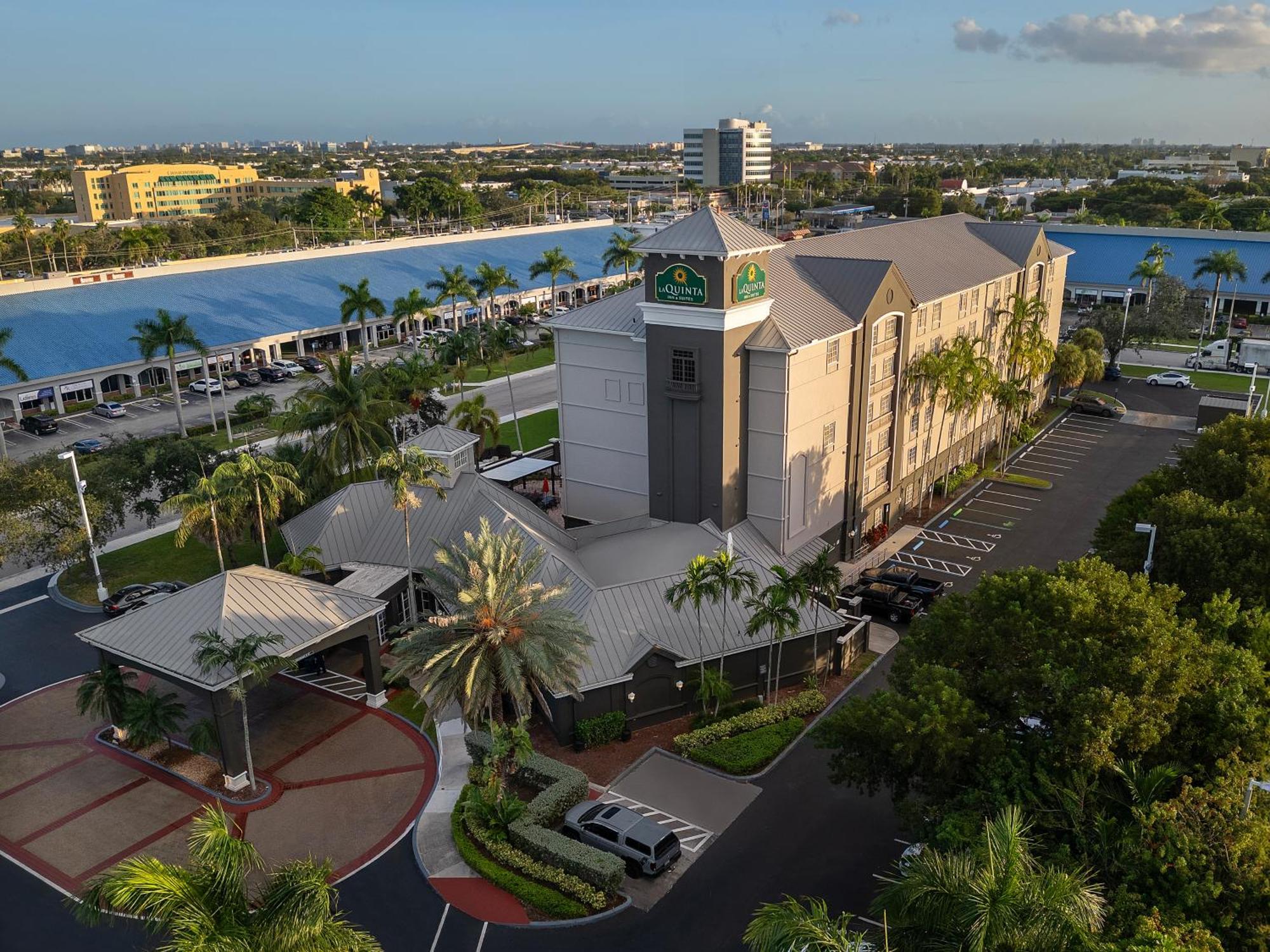 La Quinta By Wyndham Miami Airport West Hotel Exterior photo